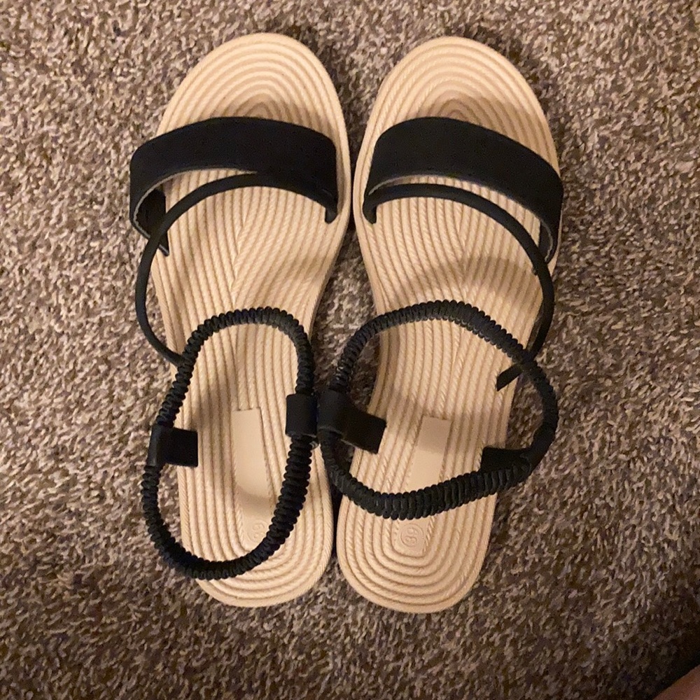 Tan/ black sandles